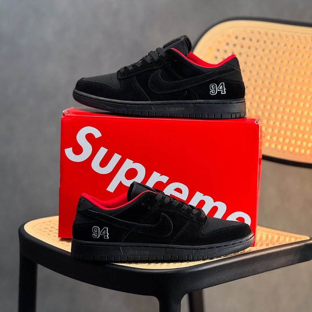 NIKE SB DUNK x SUPREME