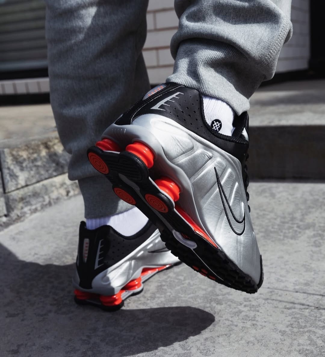 NIKE SHOX R4 (2 Color-ways) - Image 6