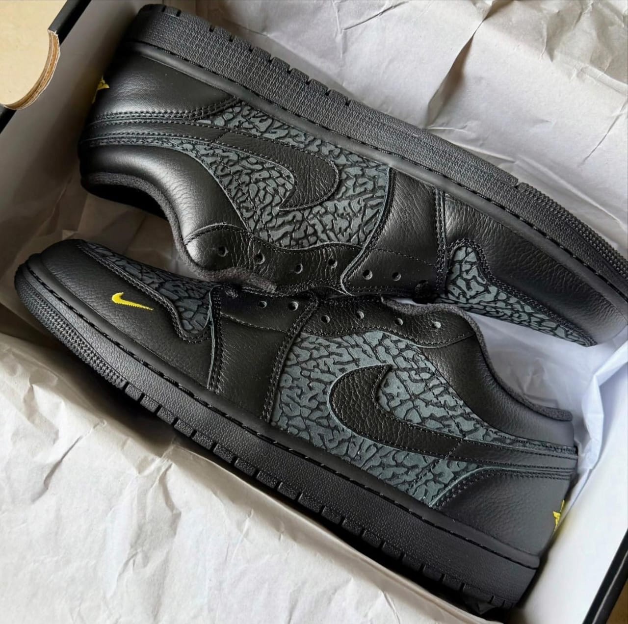 NIKE AIR JORDAN 1 LOW SE BLACK NOIR ELEPHANT PRINT - TOUR YELLOW - Image 4
