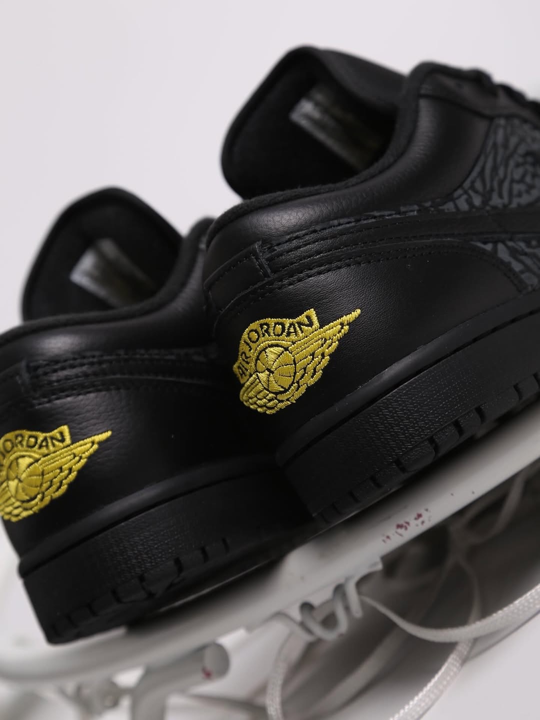 NIKE AIR JORDAN 1 LOW SE BLACK NOIR ELEPHANT PRINT - TOUR YELLOW - Image 2