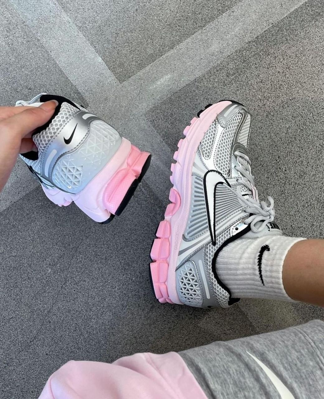NIKE VOMERO 5 PHOTON DUST