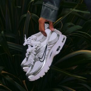NIKE AIR MAX MOTO 2K