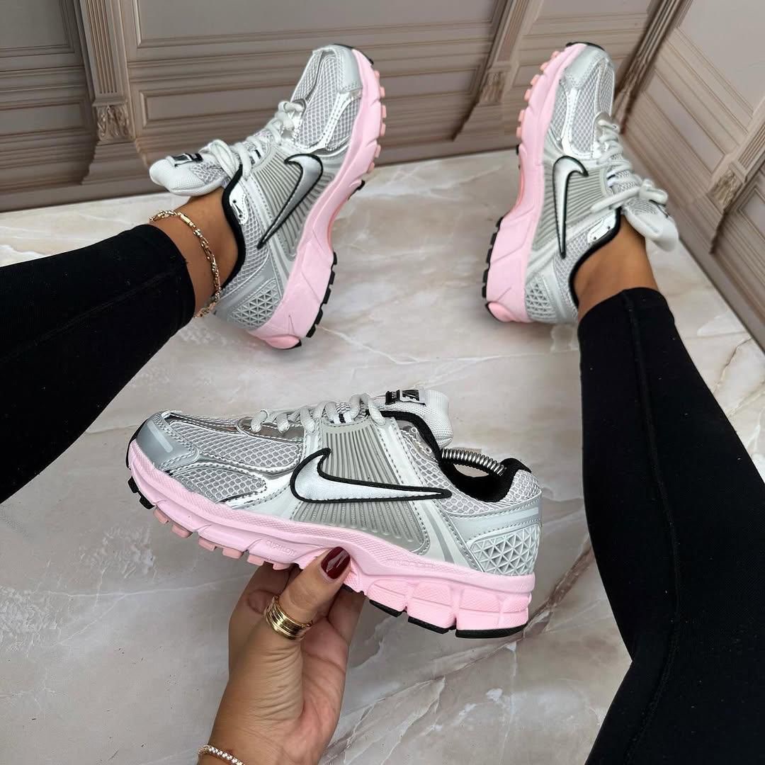 NIKE VOMERO 5 PHOTON DUST - Image 3